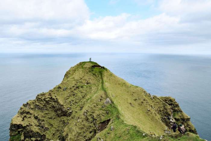 Island easter moai ancient statues destinations statue around remote ahus tourists most world do rano raraku nose risk iconic selfies